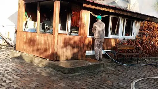 Bolu'da 2 katlı ev küle döndü