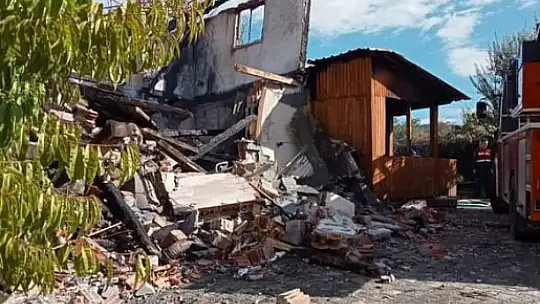 Bolu'da 2 katlı ev küle döndü