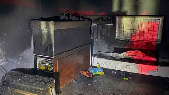 Bolu'da 2 katlı evin bir odası alev alev yandı