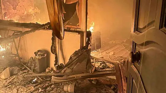 Bolu'da 2 katlı evin bir odası alev alev yandı