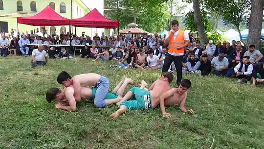 Bolu'da 200 yıllık geleneğe yoğun ilgi: Kazanlar kaynadı, pehlivanlar kıran kırana güreşti