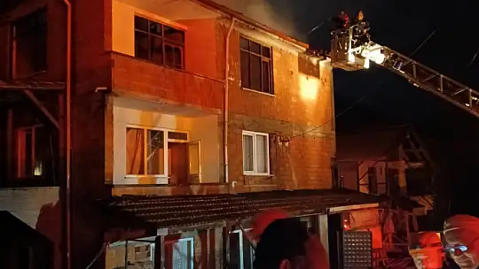 Bolu'da 3 katlı binada yangın çıktı