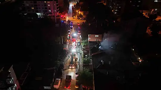 3 katlı evin çatısı alev alev yandı: Mahalleli sokağa döküldü