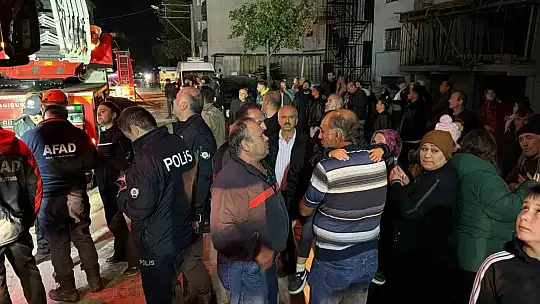 3 katlı evin çatısı alev alev yandı: Mahalleli sokağa döküldü