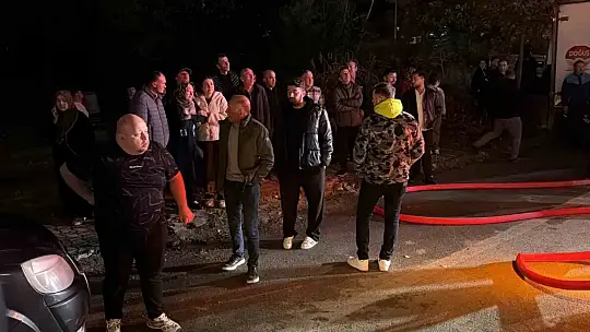 3 katlı evin çatısı alev alev yandı: Mahalleli sokağa döküldü