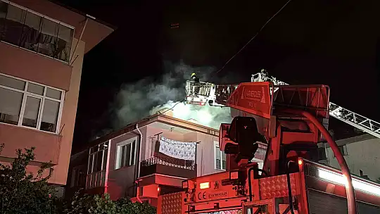 3 katlı evin çatısı alev alev yandı: Mahalleli sokağa döküldü