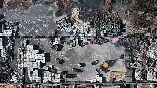 Alev alev yanan fabrikadan geriye hurda yığını kaldı