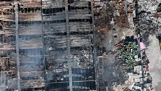 Alev alev yanan fabrikadan geriye hurda yığını kaldı