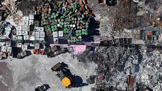 Alev alev yanan fabrikadan geriye hurda yığını kaldı