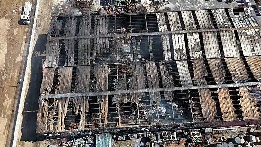 Alev alev yanan fabrikadan geriye hurda yığını kaldı