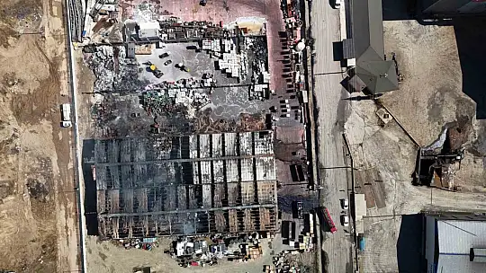 Alev alev yanan fabrikadan geriye hurda yığını kaldı