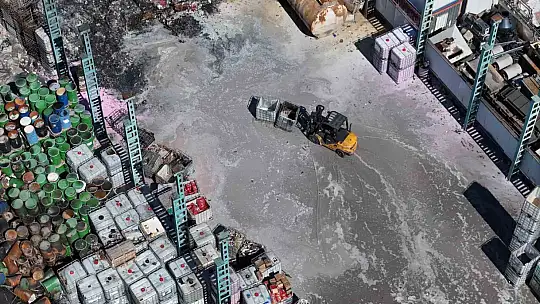 Alev alev yanan fabrikadan geriye hurda yığını kaldı
