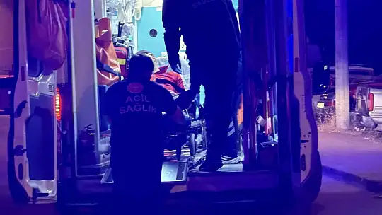 Alkollü şahıs, ayağa kalkamayınca sedyeyle taşındı