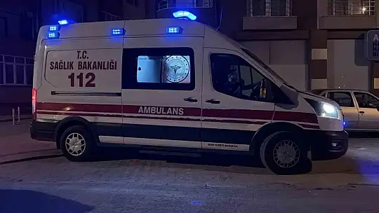 Alkollü şahıs, ayağa kalkamayınca sedyeyle taşındı