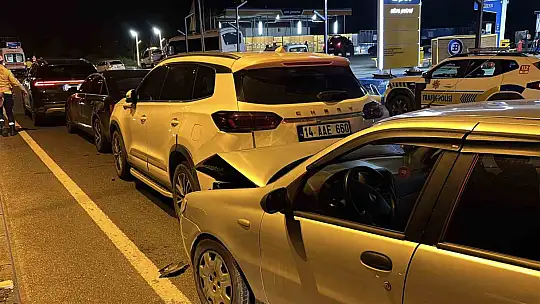 Bolu'da ani fren yapıp kaçan sürücü, zincirleme kazaya neden oldu: 3 yaralı