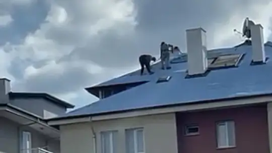 Apartmanda çıkan yangında alevler geceyi aydınlattı: Patlama sesleri paniğe neden oldu