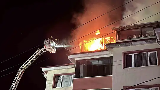 Apartmanda çıkan yangında alevler geceyi aydınlattı: Patlama sesleri paniğe neden oldu