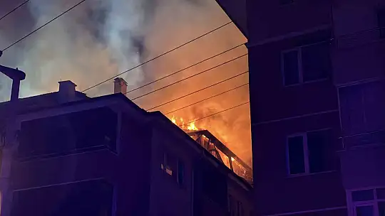 Apartmanda çıkan yangında alevler geceyi aydınlattı: Patlama sesleri paniğe neden oldu