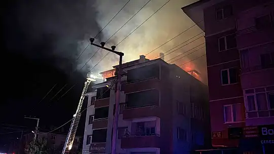 Apartmanda çıkan yangında alevler geceyi aydınlattı: Patlama sesleri paniğe neden oldu