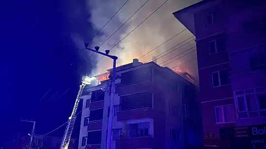Apartmanda çıkan yangında alevler geceyi aydınlattı: Patlama sesleri paniğe neden oldu