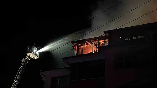 Apartmanda çıkan yangında alevler geceyi aydınlattı: Patlama sesleri paniğe neden oldu