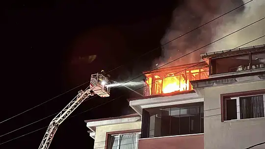 Apartmanda çıkan yangında alevler geceyi aydınlattı: Patlama sesleri paniğe neden oldu