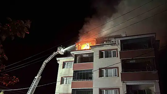 Apartmanda çıkan yangında alevler geceyi aydınlattı: Patlama sesleri paniğe neden oldu