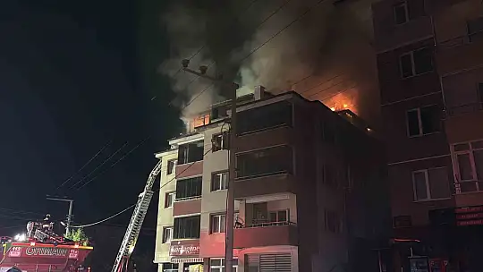 Apartmanda çıkan yangında alevler geceyi aydınlattı: Patlama sesleri paniğe neden oldu