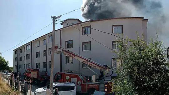 Apartmanın çatı katı alev alev yandı