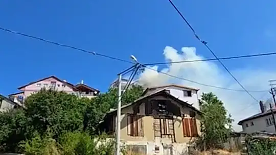 Apartmanın çatı katı alev alev yandı