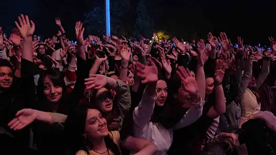 Bolu'da Athena 15 bini aşkın öğrenciye konser verdi