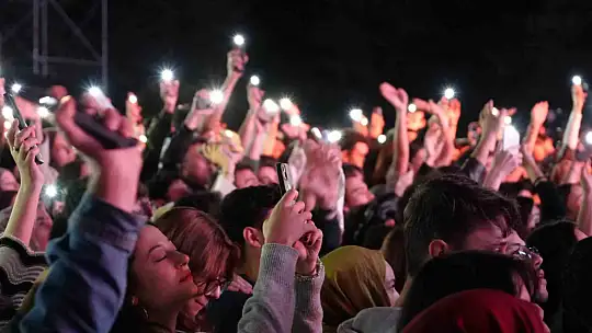 Bolu'da Athena 15 bini aşkın öğrenciye konser verdi