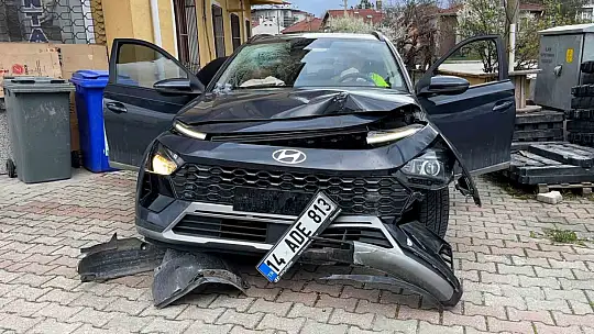 Bolu'da aydınlatma direğine çarpan otomobil kamerada