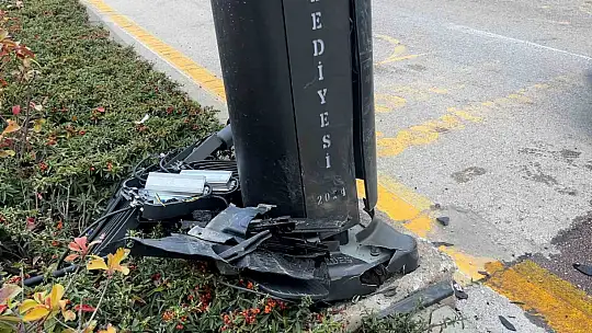 Bolu'da aydınlatma direğine çarpan otomobil kamerada
