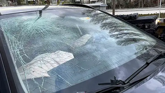Bolu'da aydınlatma direğine çarpan otomobil kamerada