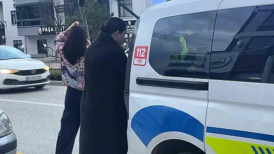 Bolu'da aydınlatma direğine çarpan otomobil kamerada