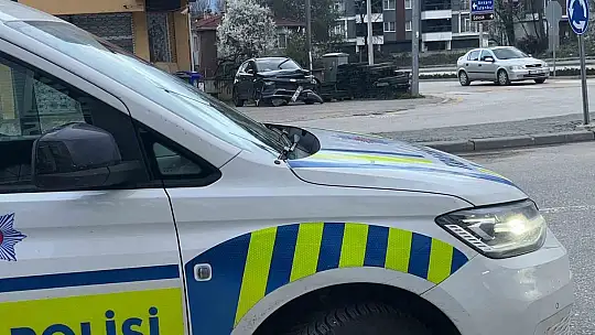 Bolu'da aydınlatma direğine çarpan otomobil kamerada