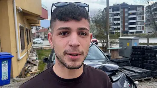 Bolu'da aydınlatma direğine çarpan otomobil kamerada