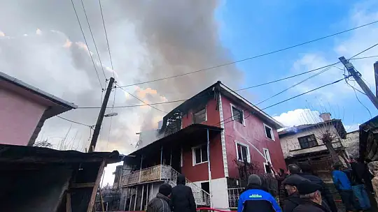 Bolu'da baca yangını evi küle çevirdi