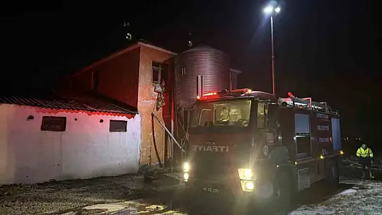 Bolu'da bacadan çıkan yangın 2 katlı evin çatısını sardı