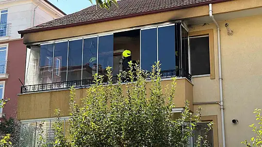 Balkon yangını paniğe neden oldu