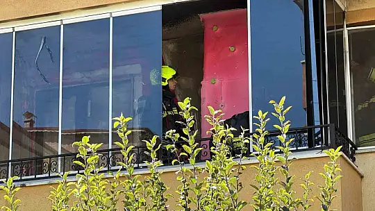 Balkon yangını paniğe neden oldu