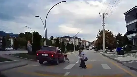 Bolu'da bir otomobil yaya geçidinde 4 yaşındaki çocuğa böyle çarptı: O anlar kamerada