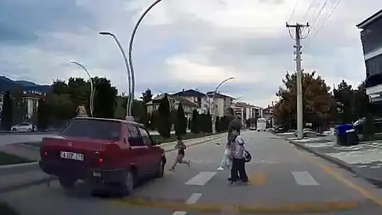 Bolu'da bir otomobil yaya geçidinde 4 yaşındaki çocuğa böyle çarptı: O anlar kamerada
