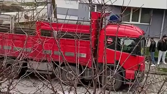 Bolu'da çalıntı tır sokakta park halinde bulundu