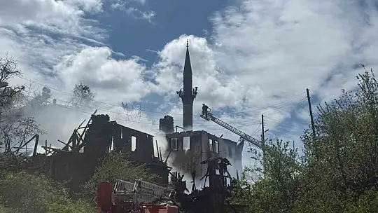 Bolu'da çıkan yangında 2 ahşap ev ve 1 cami küle döndü