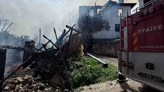 Bolu'da çıkan yangında 2 ahşap ev ve 1 cami küle döndü