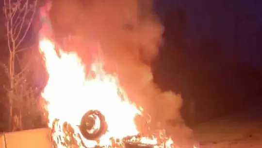 Bolu'da devrilen otomobil alev aldı: Sürücü yaralı