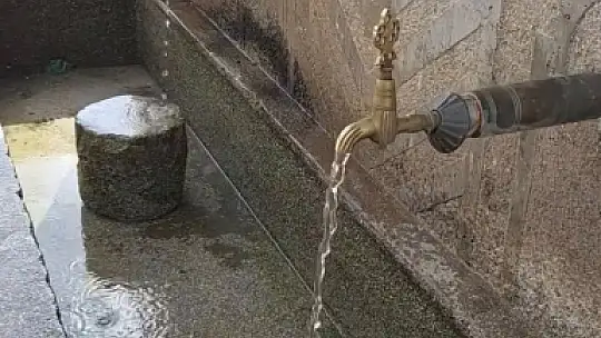Duyarlı vatandaş, hayvanların su içtiği yosunlu çeşmeyi temizledi