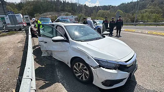 Bolu'da hafif ticari araç ile otomobil çarpıştı: 10 yaralı